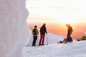 Narciarze i snowbowardziści na śnieżnym stoku