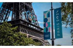 Fragment wieży Eiffla obrandowanej logo Igrzysk Olimpijskich 2024 w Paryżu