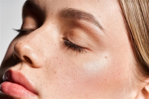 Młoda kobieta z lekkim makijażem