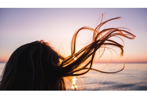 Kobieta z elektryzującymi sie włosami