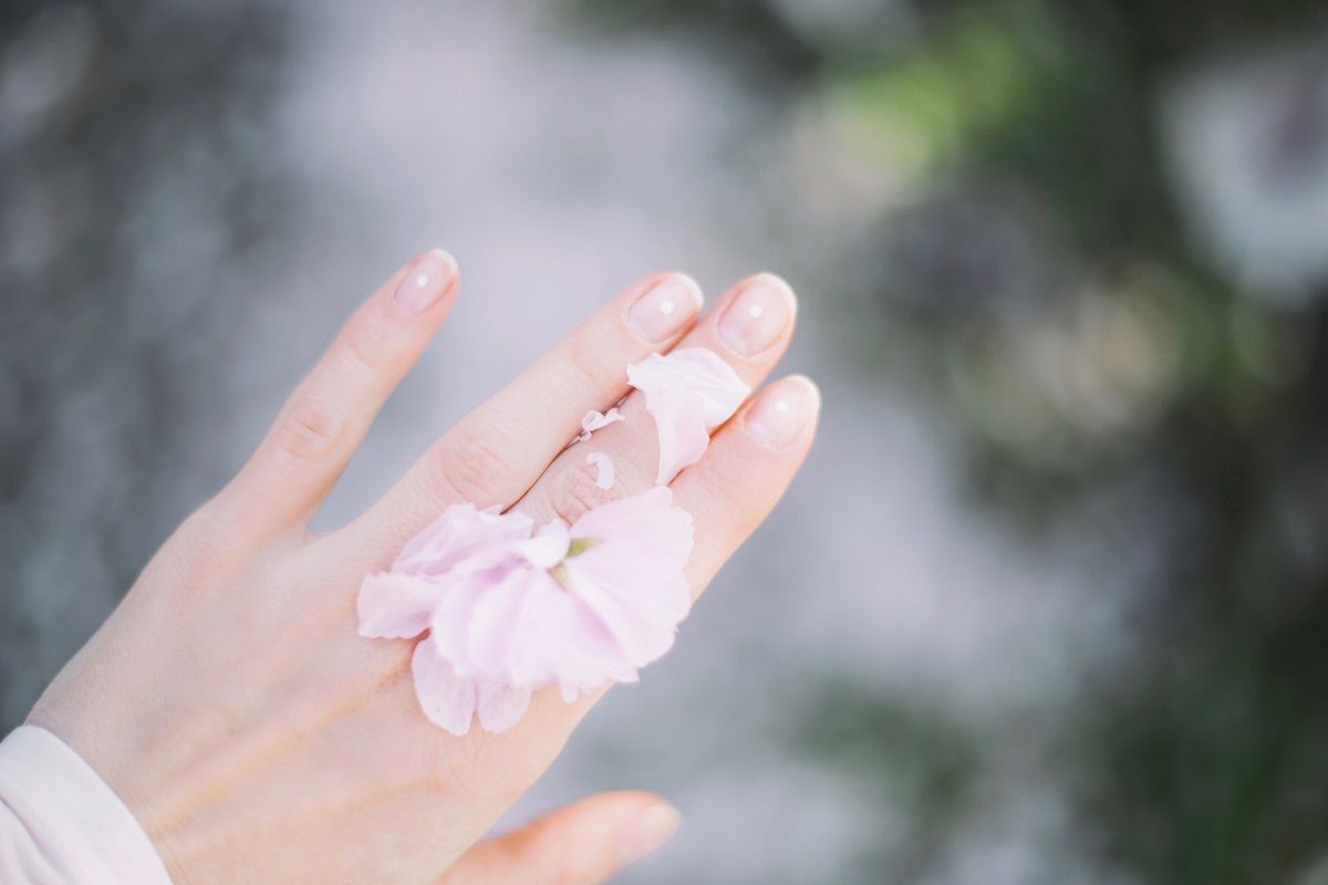 Dłoń kobiety z naturalnym manicurem