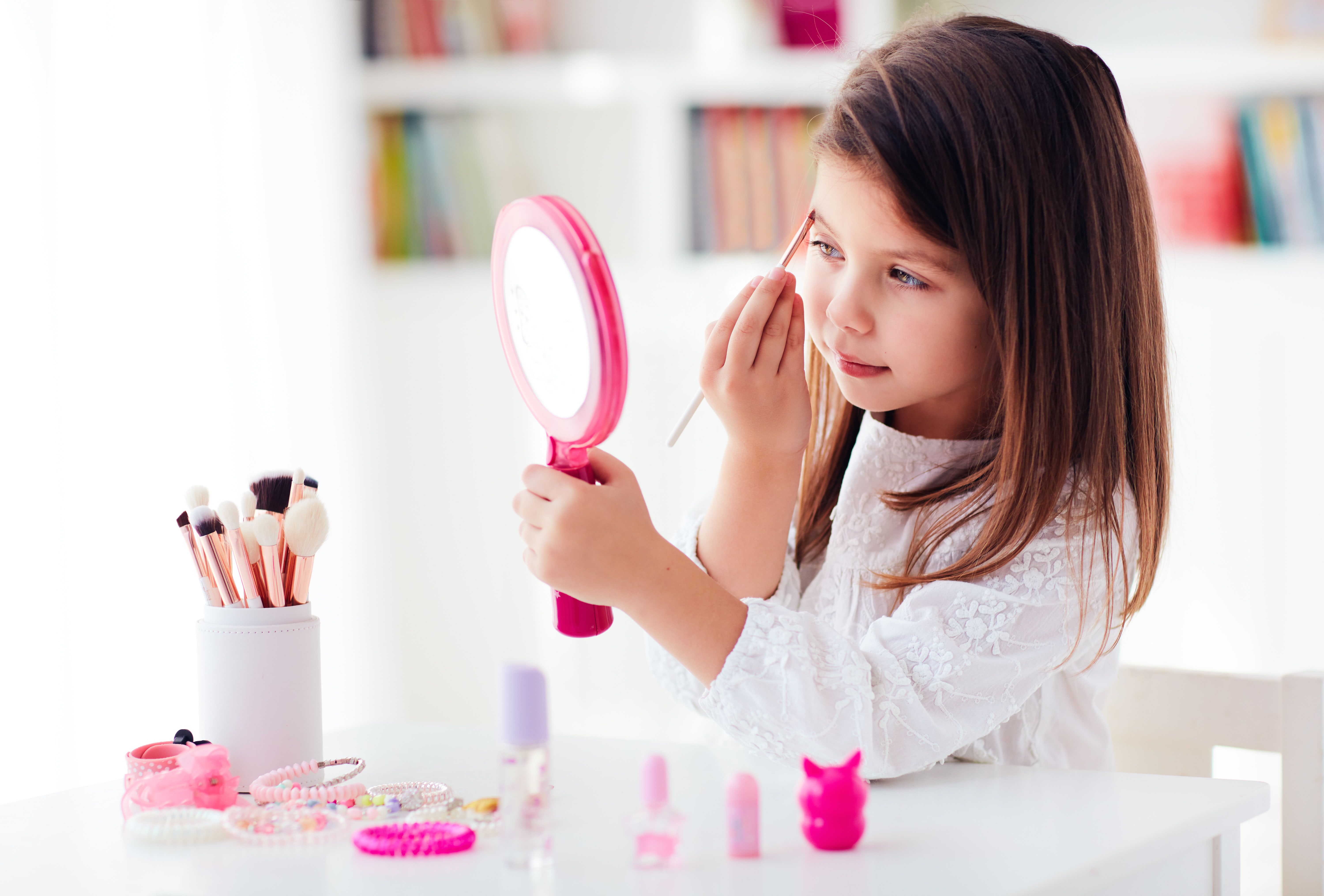 Dziewczynka malująca się kosmetykami bezpiecznymi dla dzieci