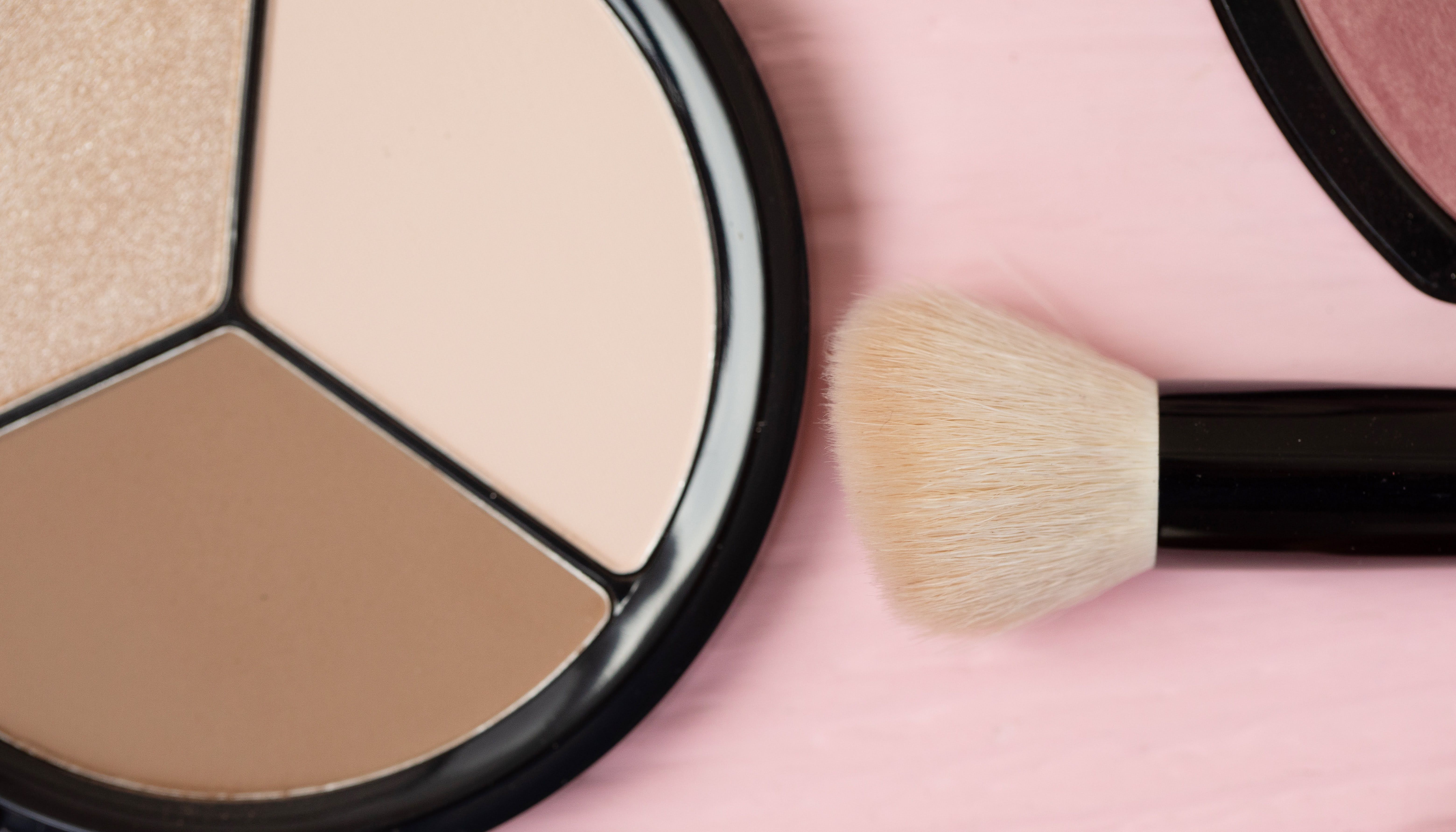 Puder, bronzer i pędzel do nakładania produktów