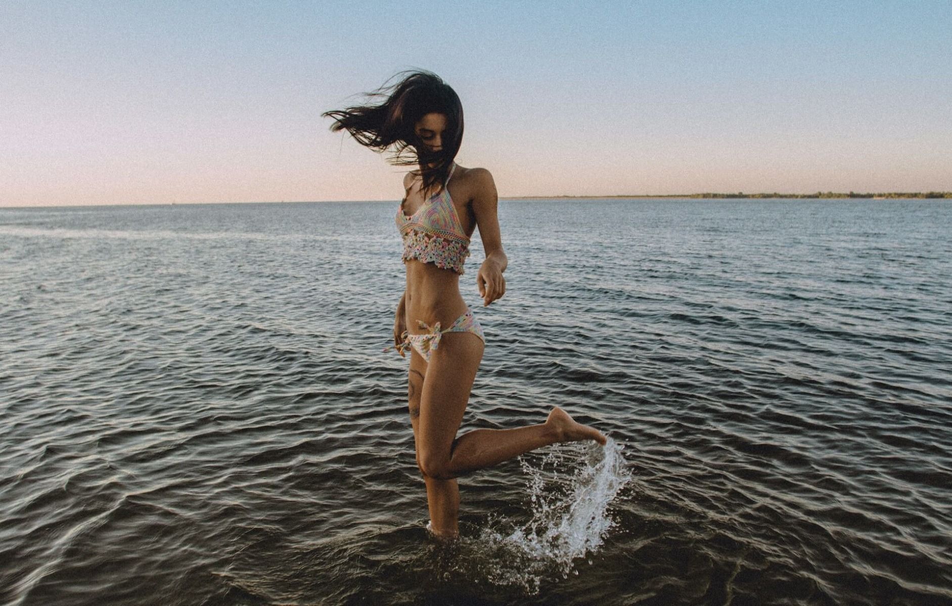 Dziewczyna w bikini stoi w morzu