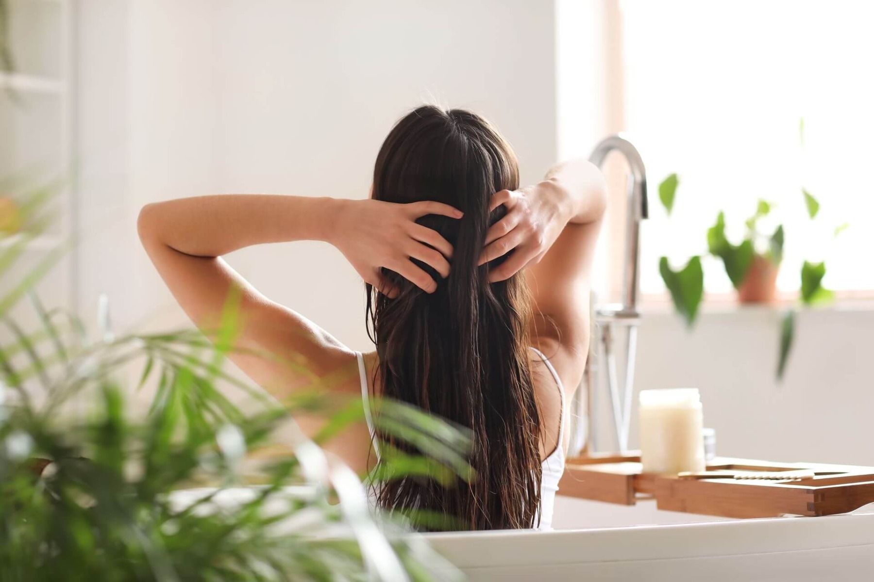 kobieta myje włosy