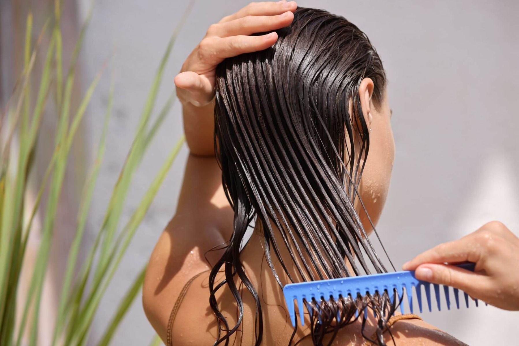 kobieta rozczesuje mokre włosy