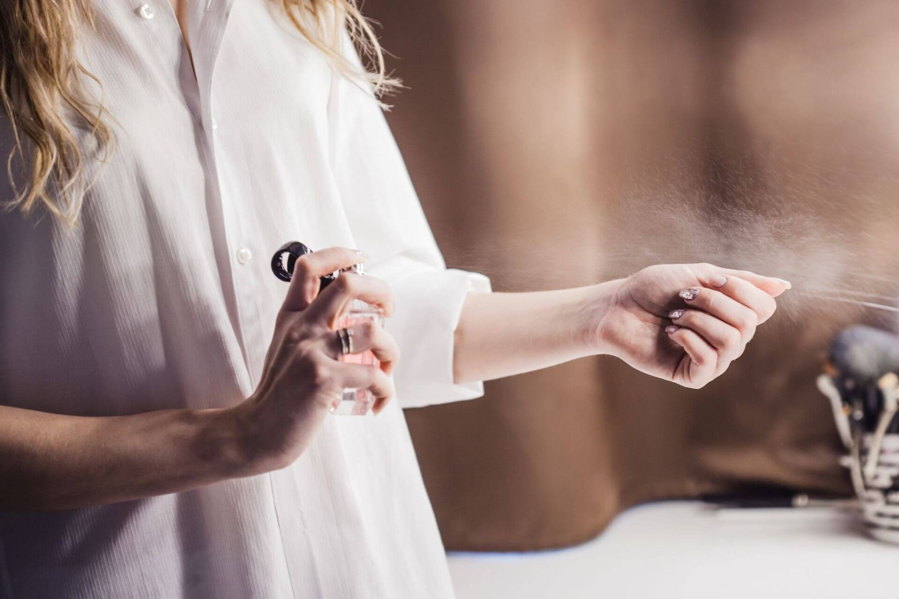 Kobieta testuje perfumy na dłoni