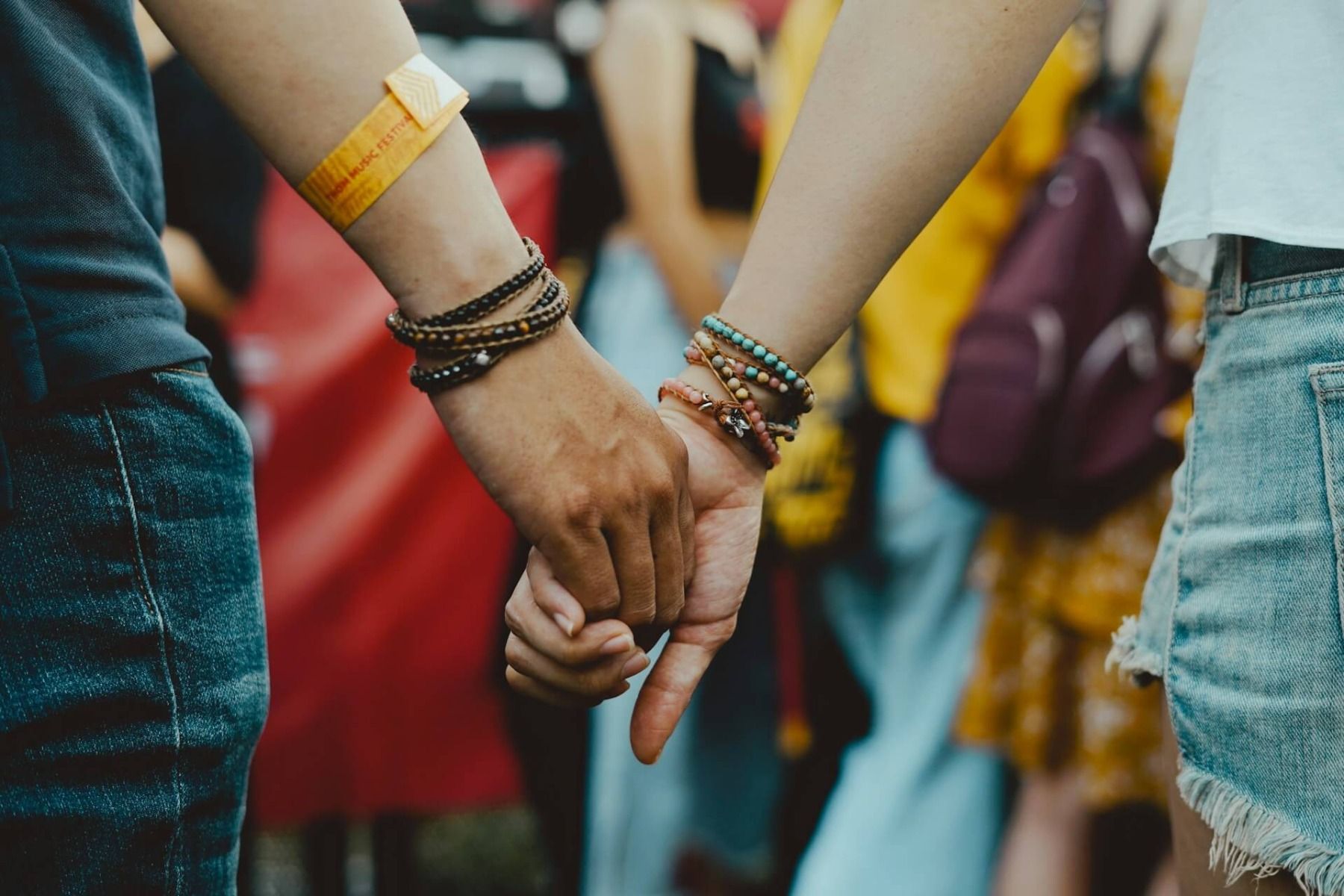 Para trzymająca się na ręce na festiwalu