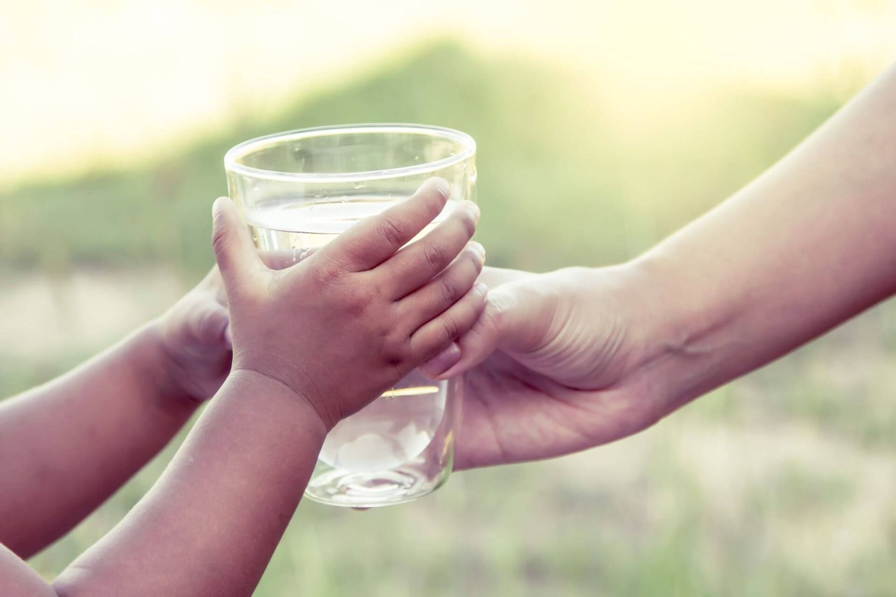 szklanka wody w rękach dziecka
