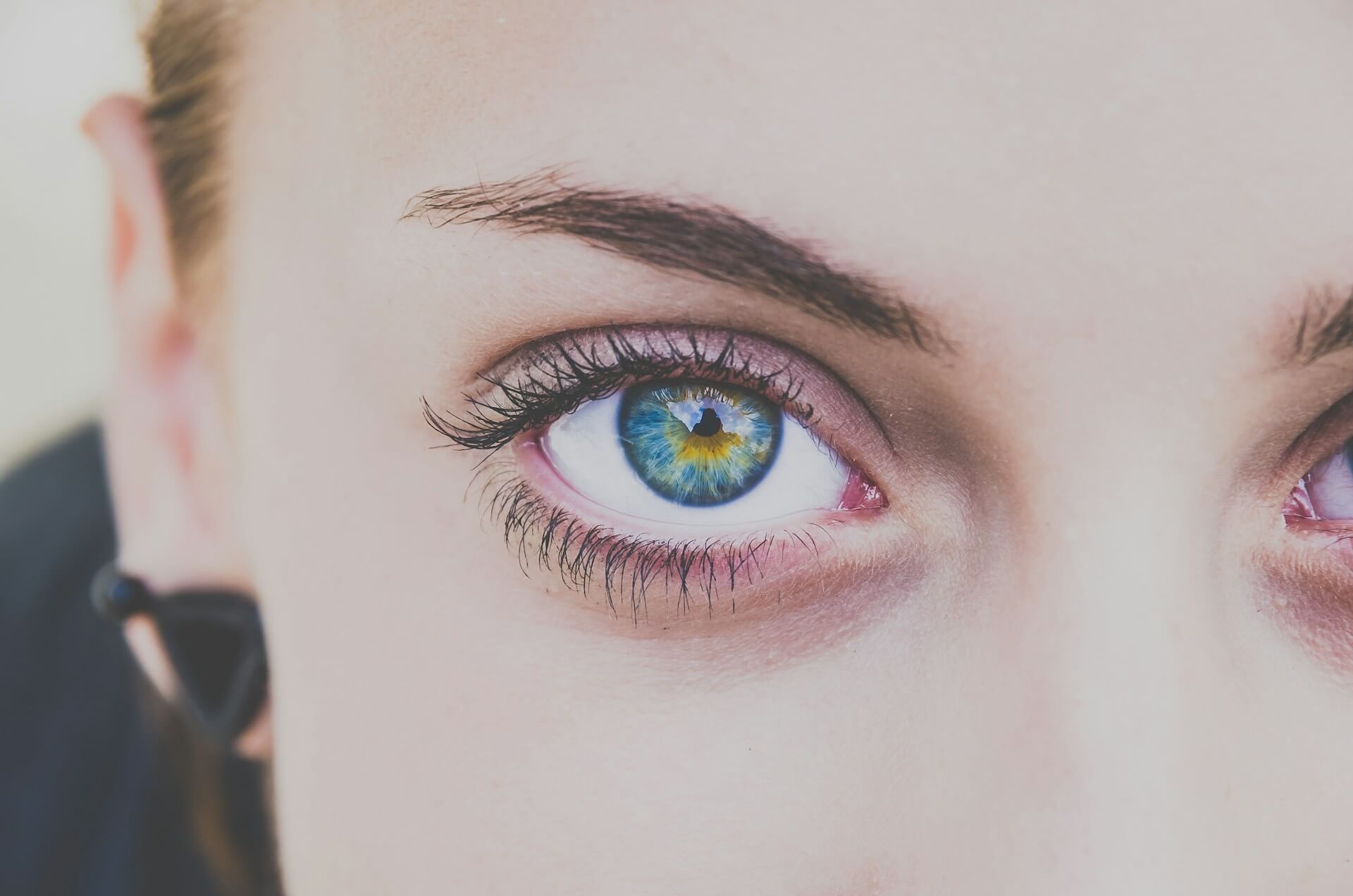 Oko młodej kobiety z kolorową tęczówką